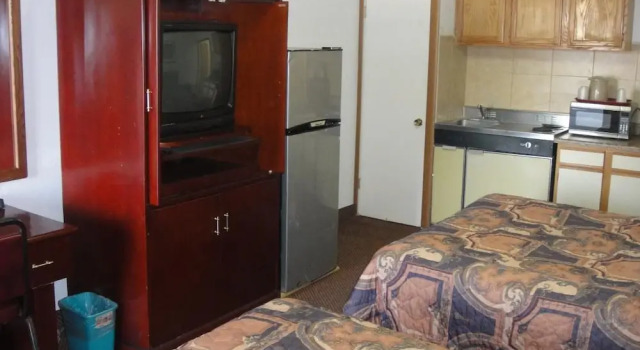 Четырёхместный номер Standard Trails West Motel