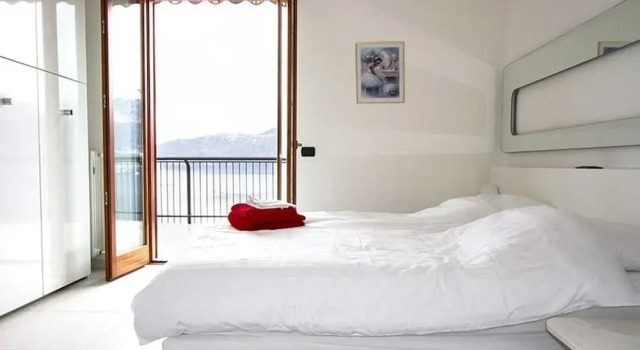 Stunning 1 bed Apartment, Lake Views, Large Terrace, Wifi, Забронировать Апартаменты/квартира Отели Provincia di Varese с парковкой, Парковка