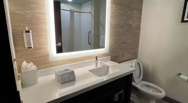 Четырёхместный номер Standard с балконом Marina Bay Hotel & Suites, an Ascend Collection Hotel