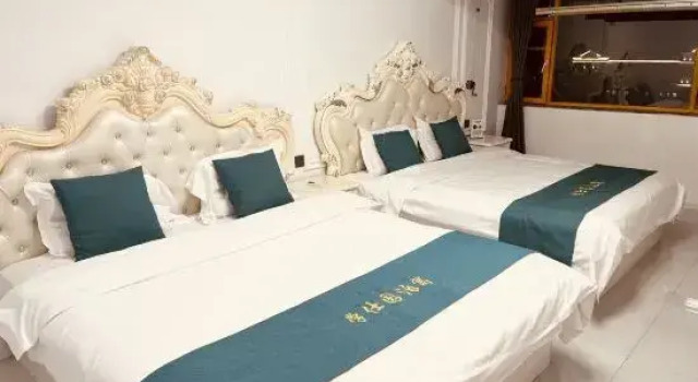 Кровать в общем номере Blue Light Yingsu Homestay