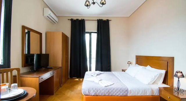 Студия с балконом и с видом на сад Stone Palace Hotel Near Athens Airport Free Shuttle From and to Athens Airport