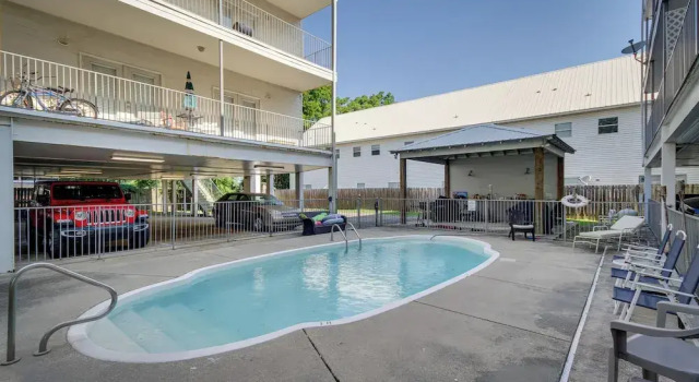 Апартаменты Biloxi Condo w/ Community Pool ~ Half-mi to Beach!