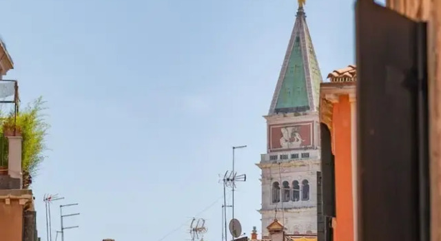 Canal View San Marco Luxury Rooms, Забронировать Гостевой дом Сан-Марко Венеция, рядом с Accademia Bridge
