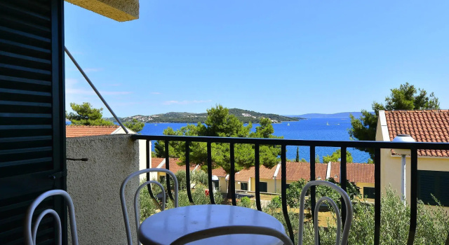 Tidy house with a microwave, 6 km. from the beautiful Trogir, Забронировать Отель Отели Сегет-Враница с парковкой, Парковка