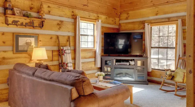 Private Hot Tub & Game Room: Mountain Retreat!