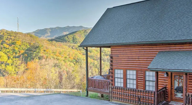 Коттедж с 4 комнатами с балконом Expansive Gatlinburg Cabin: Hot Tub, Deck & Grill!