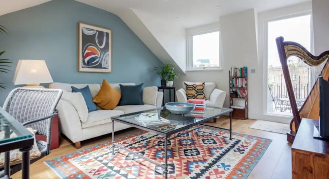 Light 2 Bedroom Flat With Roof Terrace