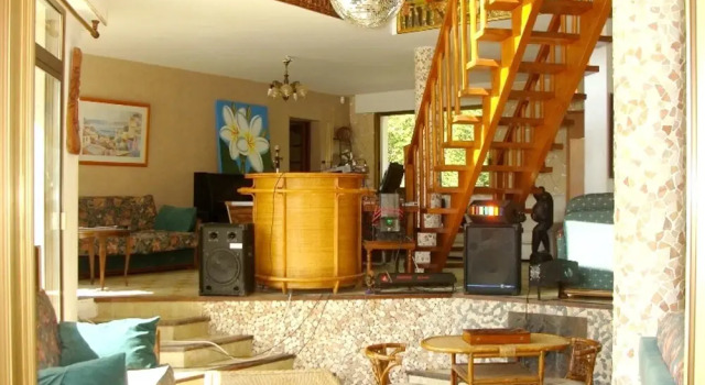 Mansion With 4 Bedrooms in Courtenay, With Wonderful Lake View, Enclos, Rezerwuj Dom wakacyjny Wille w Loiret, Willa