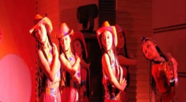 Huachen Hotel, Rezerwuj Hotel Hotele 3-gwiazdkowe w Pingliang, 3*