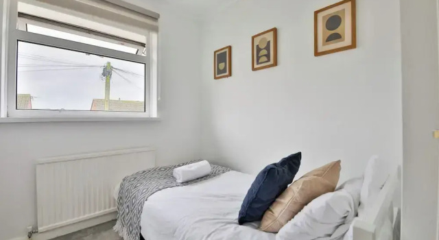 3 Bed House with Private Parking, Забронировать Дом для отпуска Барри Vale of Glamorgan