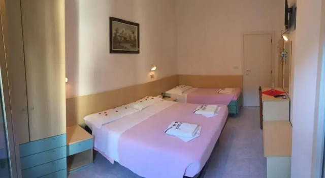 Четырёхместный номер с балконом Hotel Peonia