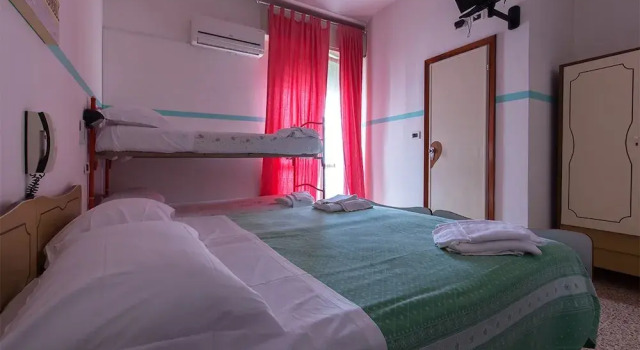 Hotel Mora, Забронировать Отель Мирамаре Римини