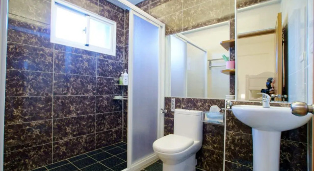 Standard Vierer Zimmer mit Balkon Knight Inn