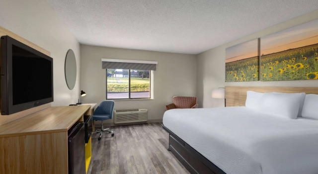 Days Inn & Suites by Wyndham Kansas City South