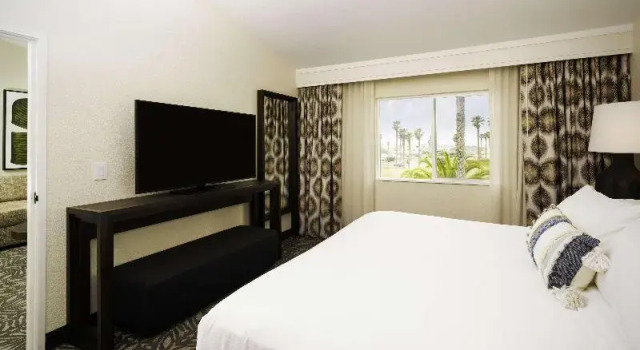 Двухместный люкс с видом на бассейн Zachari Dunes on Mandalay Beach, Curio Collection by Hilton