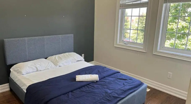 cheerfully 3 bedroom home with free parking & wifi, Varaa Hotelli Brampton 