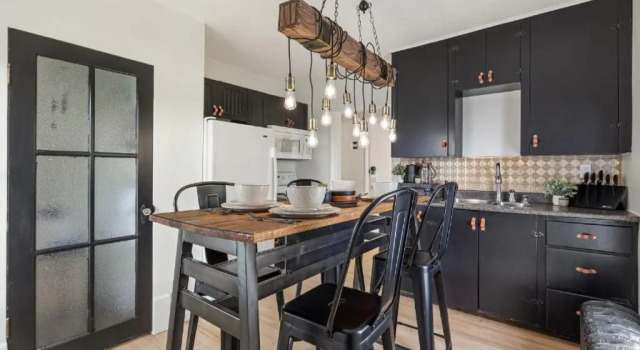 Апартаменты The Prohibition I Heritage Home I Sleeps 10 I TV