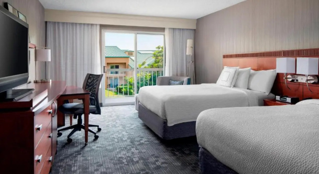 Четырёхместный номер Standard с видом на внутренний двор Courtyard by Marriott San Mateo Foster City