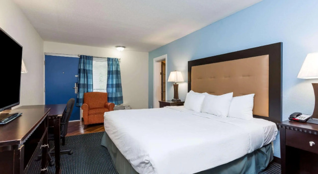 Двухместный номер Standard Days Inn by Wyndham Salisbury