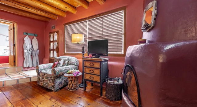 Двухместный люкс с балконом и с видом на горы Adobe and Pines Inn Bed and Breakfast