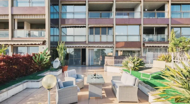 I Giardini del Sole con Piscina by Wonderful Italy, Забронировать Отель Отели Сан-Ремо с парковкой, рядом с Пляж Габриэлла, Парковка