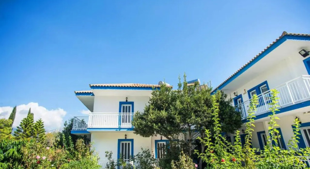 Blue White Hotel Studio Apartments