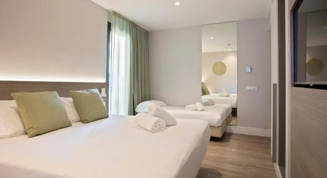 Трёхместный номер Niu Barcelona Hotel