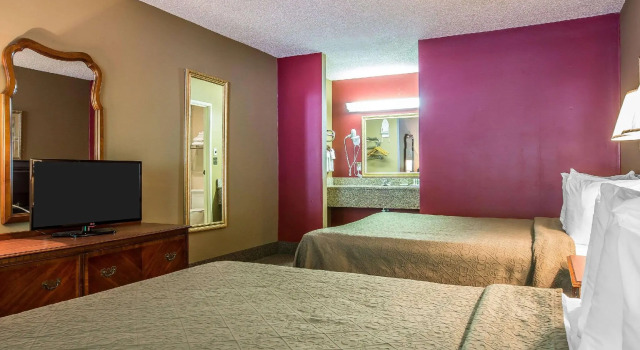 Четырёхместный номер Standard Quality Inn & Suites Mt Chalet