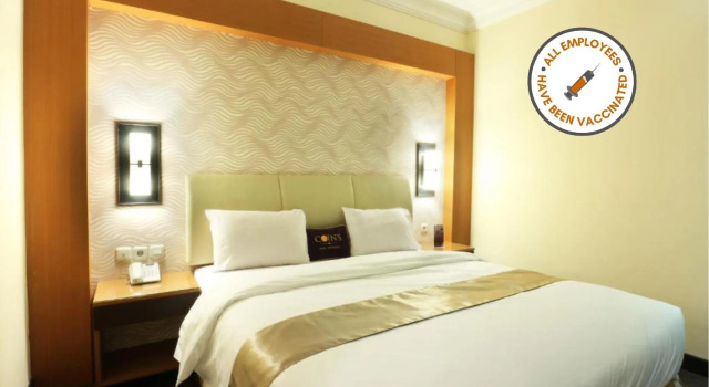 Кровать в общем номере Coins Hotel Jakarta