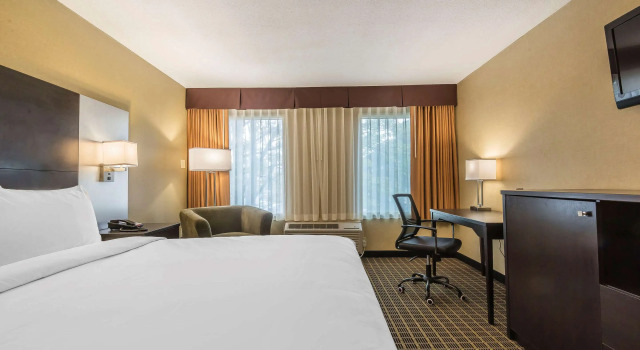 Двухместный номер Standard Quality Inn & Suites Windsor - Downtown