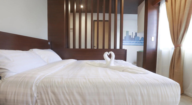 Люкс Bed and Bath Serviced Suites