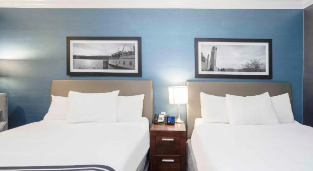 Четырёхместный номер Standard Sandman Hotel & Suites Kelowna