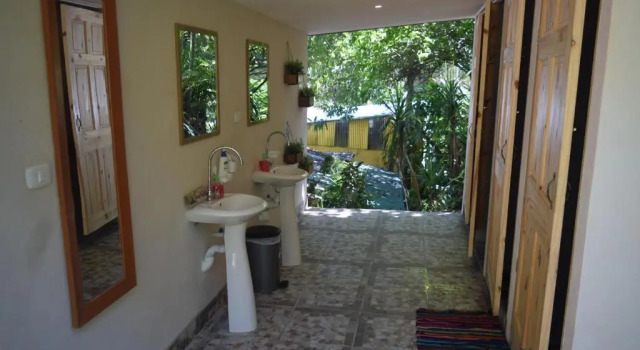 Кровать в общем номере Pura Vida Mini Hostel Santa Teresa