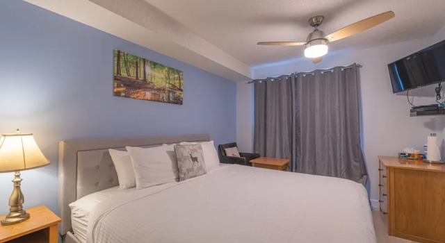 One Hotel Room with King Bed & AC, Prenota Hotel Canmore Alberta