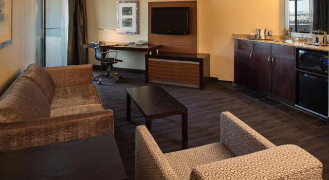Четырёхместный номер Standard с видом на бассейн Hilton Winnipeg Airport Suites