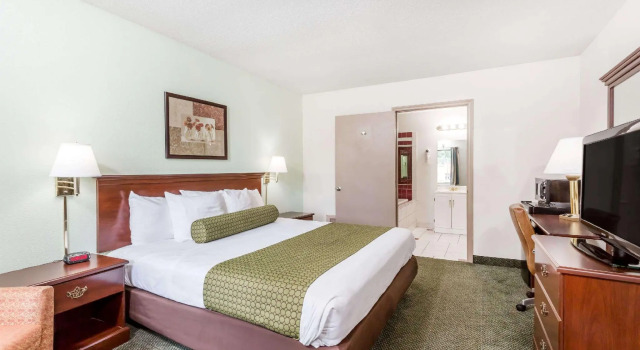 Двухместный люкс Days Inn by Wyndham Raleigh Glenwood-Crabtree