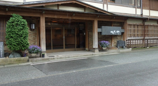 Кровать в общем номере Tsutaya Ryokan