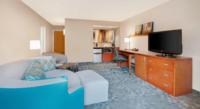 Двухместный люкс с балконом Courtyard by Marriott Savannah Midtown