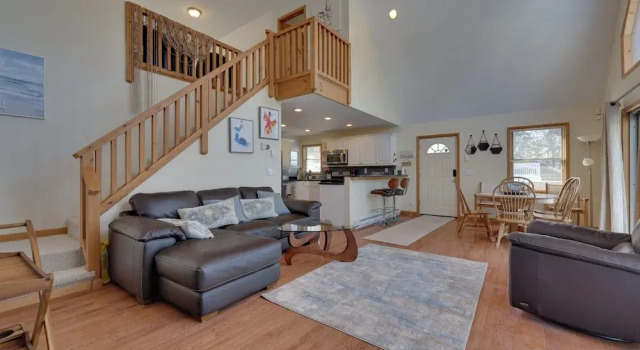 Large Deck + Resort Amenities: Lake Ariel Retreat, Book Ferieresort Lake Ariel Wayne County