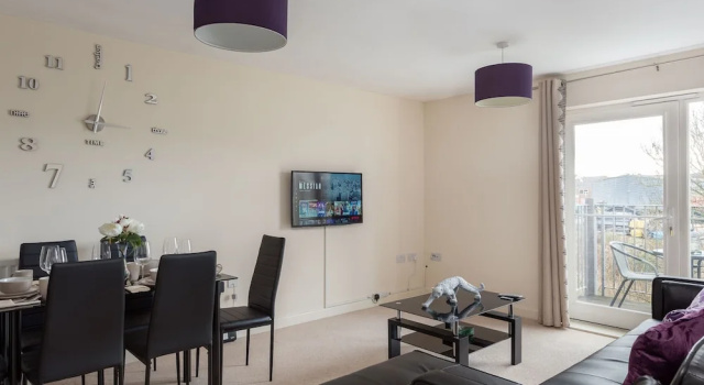 Luxury 2 Bed Flat by the Canal, Забронировать Отель Отели Бакингемшир с парковкой, Парковка