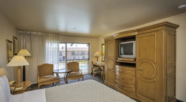 Accessible Double room with courtyard view Days Inn by Wyndham Modesto