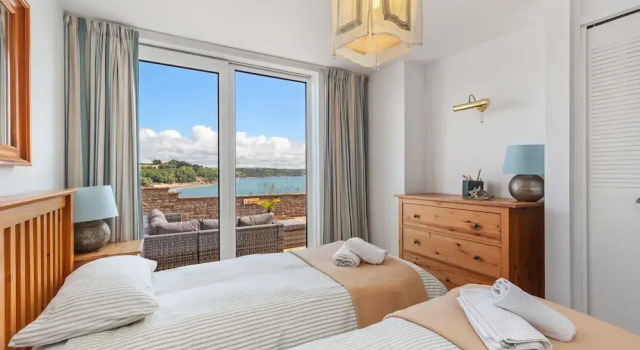 Captains View - Sea and Harbour Views Parking