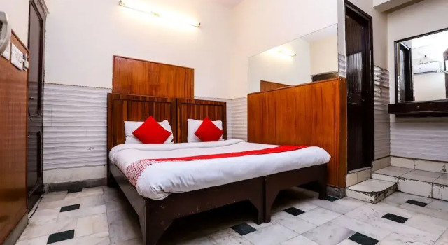 OYO 26873 Hotel Metro Star