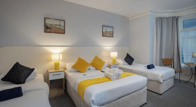 Четырёхместный номер Comfort Royal Oakwell Hotel