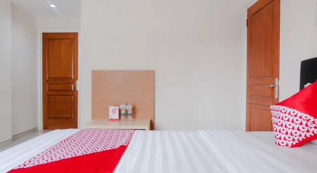 Hasanah Guest House Syariah De Saphire by OYO Rooms, Book Guesthouse Guest Houses in East Java, Guesthouse