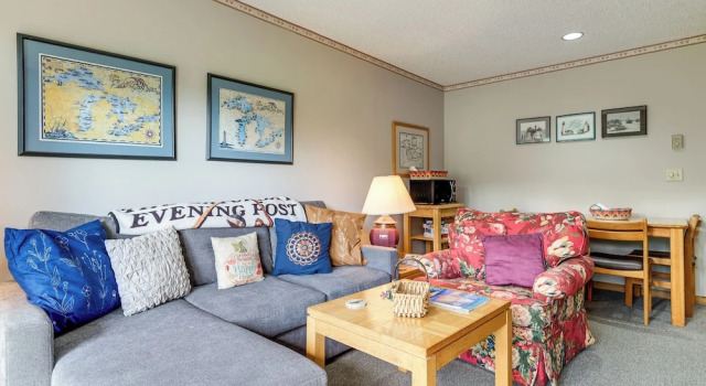 Condo on First Green w/ Deck at Schuss Mountain!, จอง โรงแรม Mancelona สหรัฐอเมริกา