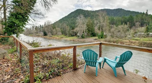 Коттедж с 4 комнатами с балконом Spacious Grants Pass Home w/ Hot Tub & River Views