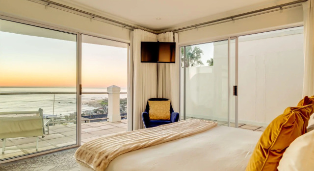 Modern Camps Bay Villa With Sea Views and Private Pool A on the Bay, Забронировать Вилла Отели Cape Peninsula с парковкой, Парковка