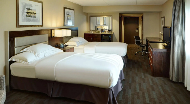Четырёхместный номер Standard с видом на бассейн Hilton Winnipeg Airport Suites