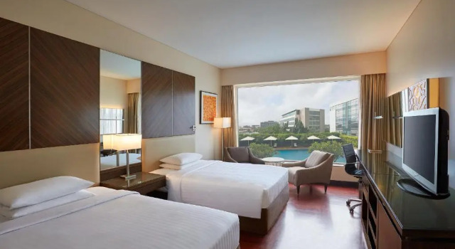 Двухместный номер Deluxe с видом на бассейн Courtyard by Marriott Mumbai International Airport